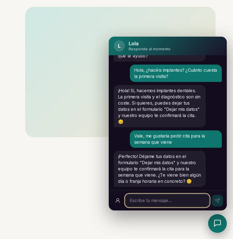 Web de ejemplo de Clínica Sonrisa con el chat de Lola abierto: el paciente pregunta por implantes y por la primera visita, y Lola responde y le invita a dejar sus datos